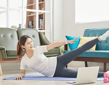 발에-손을-뻗는-여자