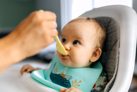 이유식 시작 시기와 단계별 가이드