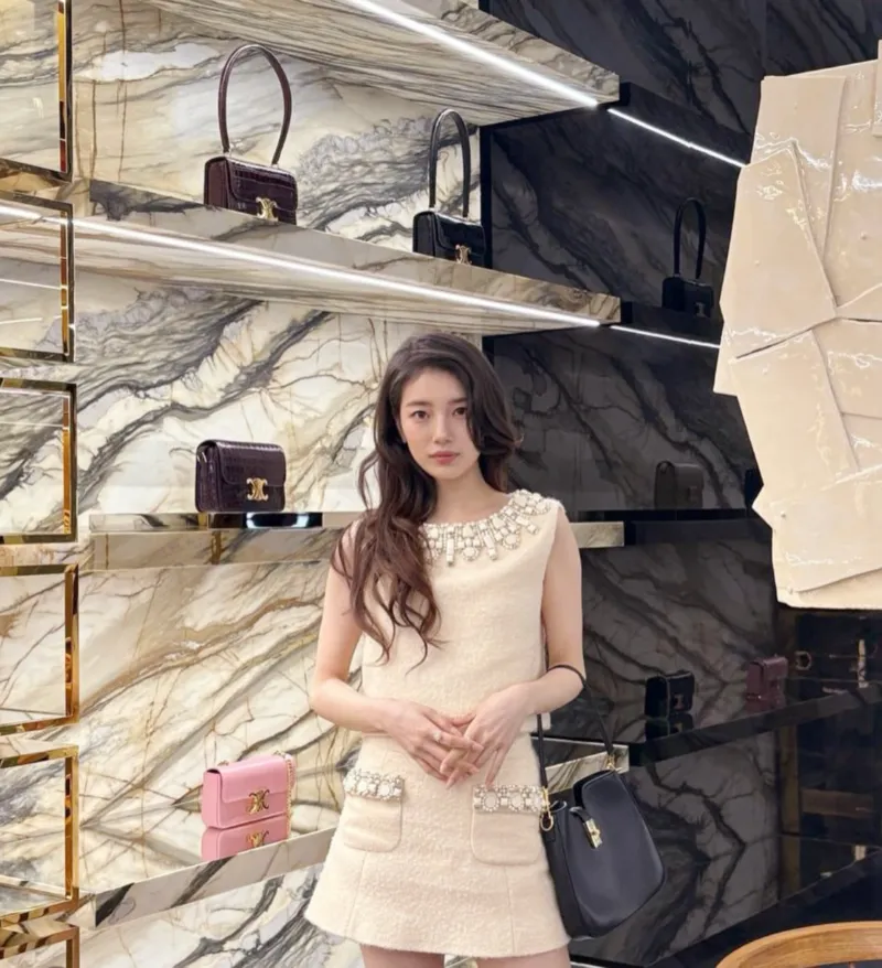 수지셀린느&amp;#44; 수지공항패션&amp;#44; 수지귀국패션&amp;#44; 수지패션&amp;#44; 수지트리옹프백&amp;#44; 셀린느트리옹프&amp;#44; 셀린느가방추천&amp;#44; 셀린느공항룩&amp;#44; 셀린느코디&amp;#44; 셀린느앰버서더&amp;#44; 뷔셀린느&amp;#44; 박보검셀린느&amp;#44; 셀린느25ss&amp;#44; 파리패션위크2025&amp;#44; 수지패션분석&amp;#44; 수지셀린느룩&amp;#44; 수지착장정보&amp;#44; 셀럽공항패션&amp;#44; 셀럽명품가방&amp;#44; 여자공항패션&amp;#44; 명품패션&amp;#44; 명품가방추천&amp;#44; 프렌치시크룩&amp;#44; 꾸안꾸공항패션