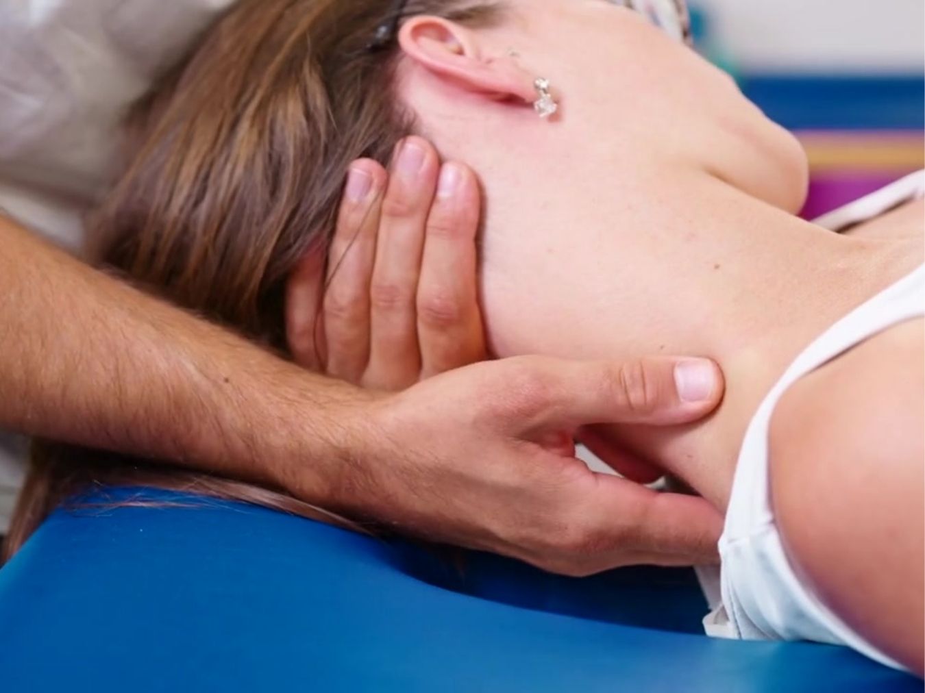 목에 담걸렸을때 푸는 방법