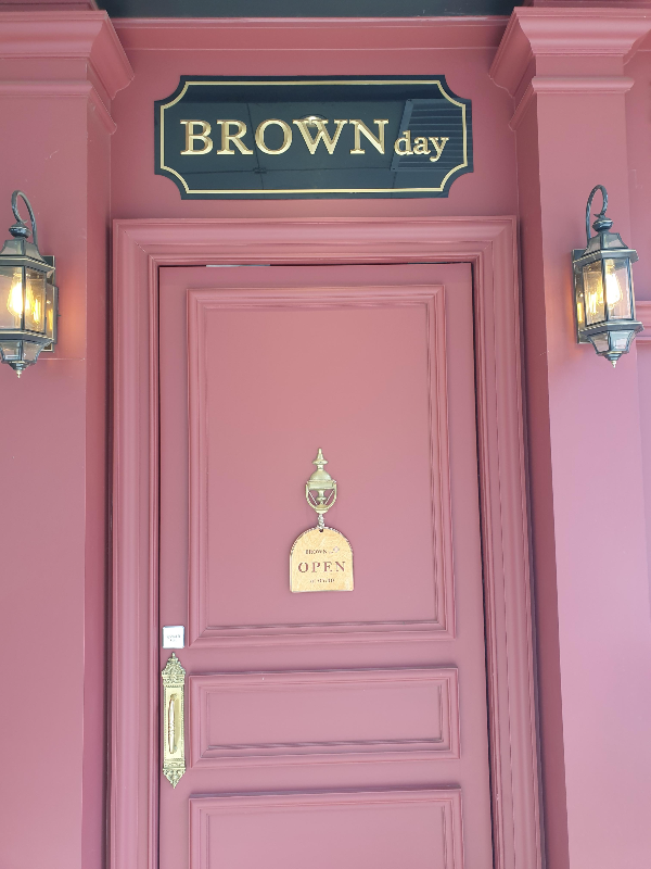 유럽 느낌이 나는 몰딩과 조명을 사용한 브라운데이의 출입문