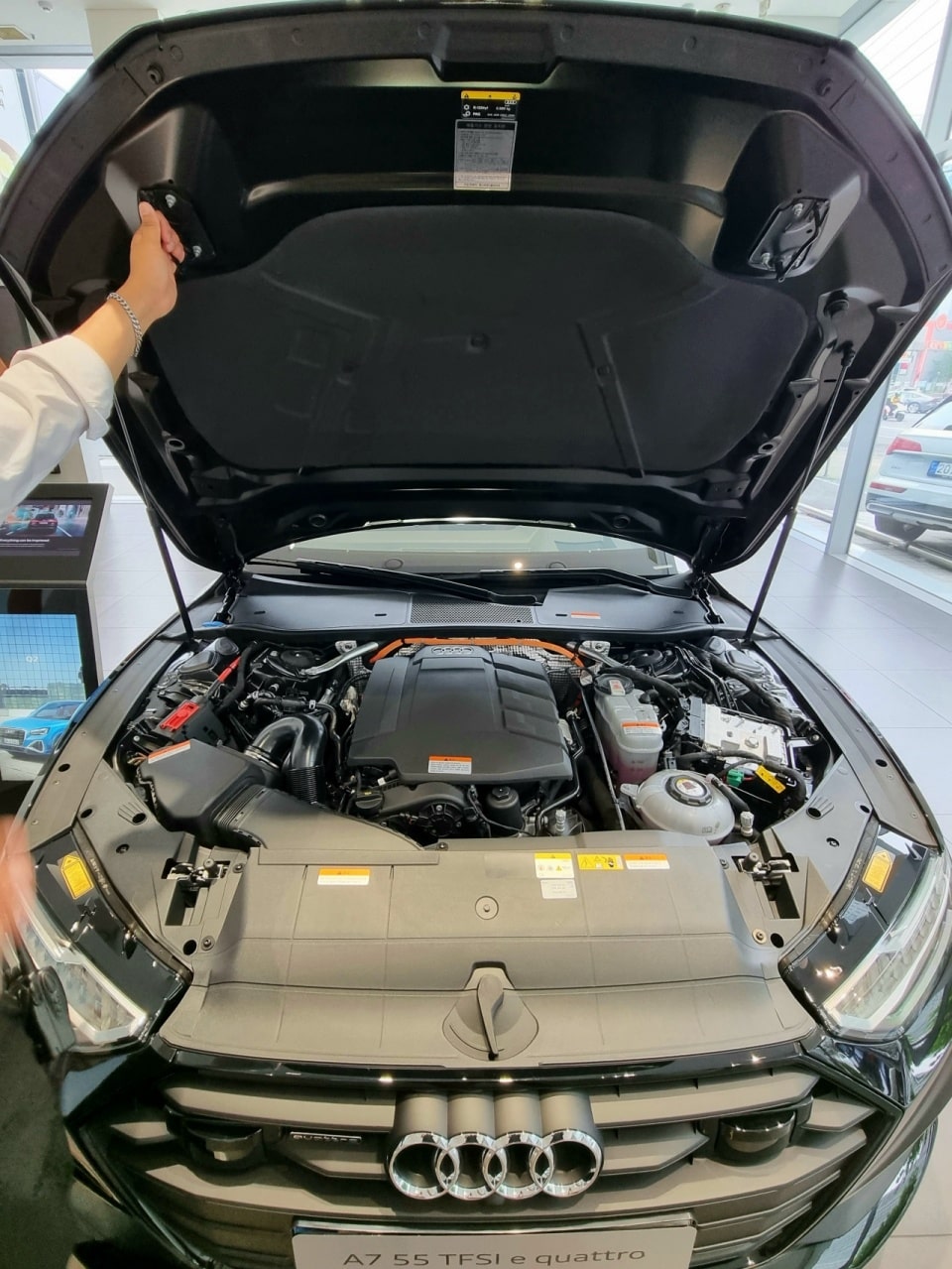 A7 스포트백 TFSI e의 보닛을 열어봤습니다.