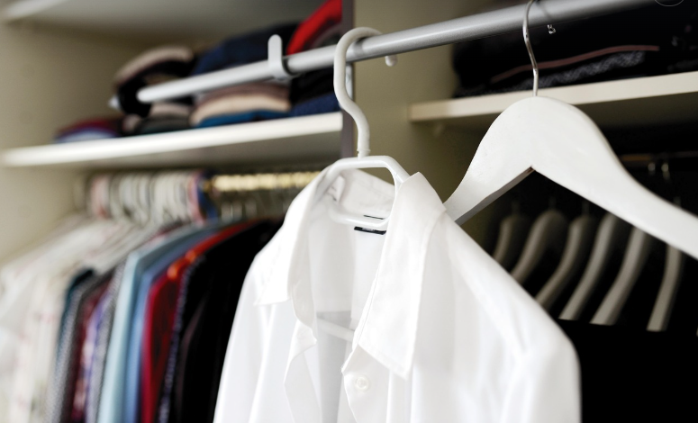 옷장 속 꿉꿉한 냄새