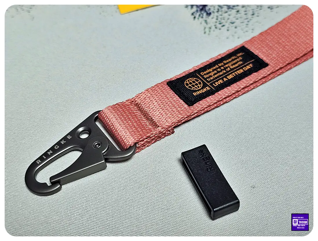 케이스 내부에 태그홀더를 넣어 스트랩을 고정하는 구조