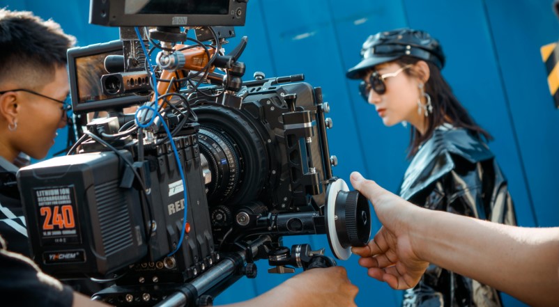 여배우를 촬영하고있는 카메라 감독 모습