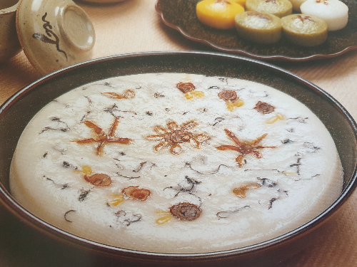 커다랗게 쪄낸 증편이 그릇에 담겨진 모습