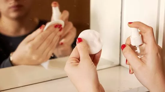 소독용 알코올을 면 화장솜에 묻힌다