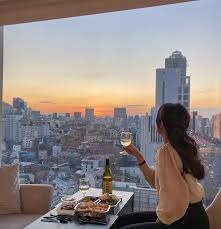 호텔에서 서울야경을 보고 있는 여성 사진입니다.