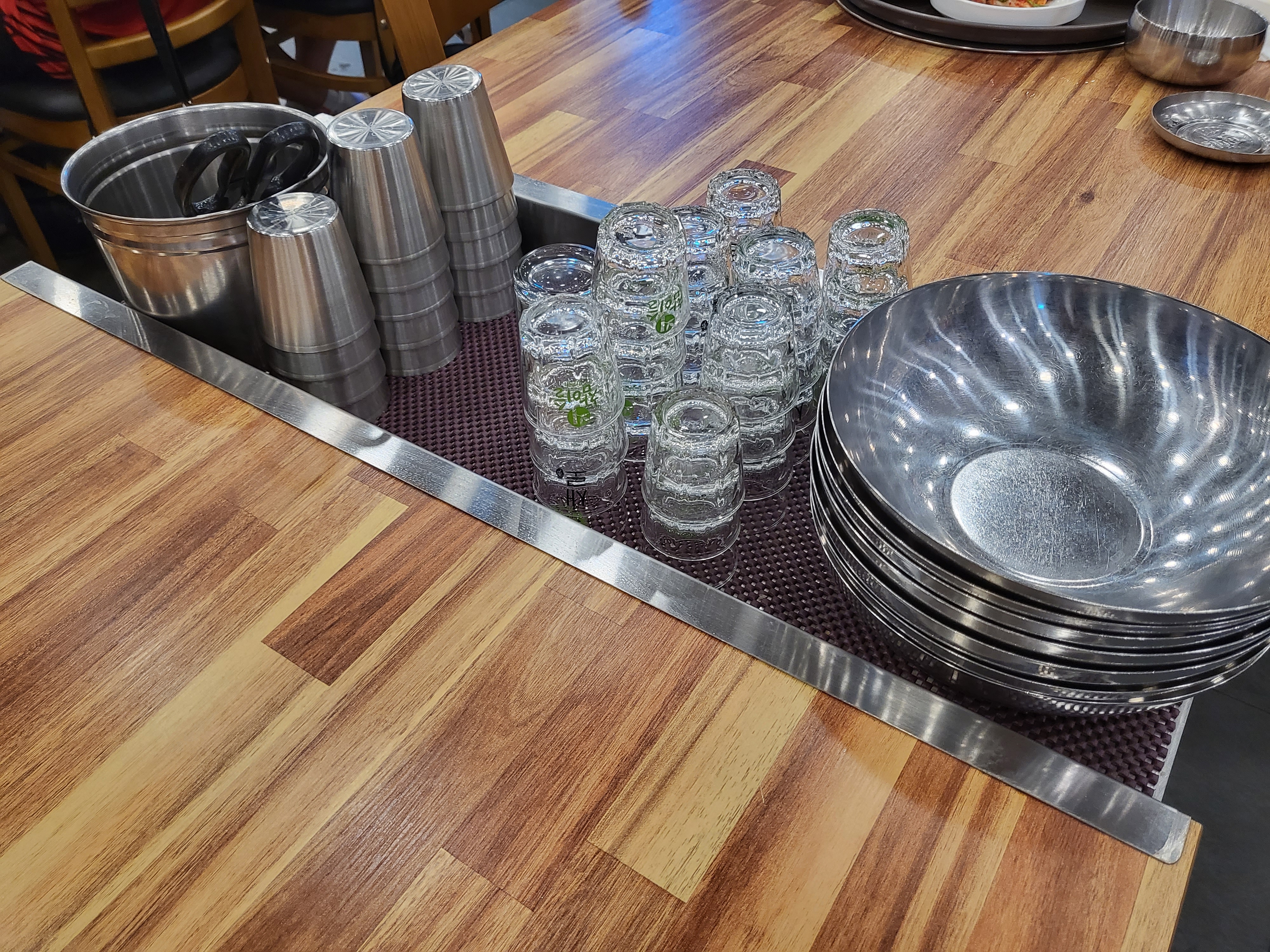 형제들감자탕 - 테이블