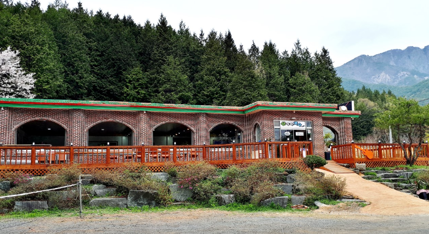 산아래 호수 식당 정보