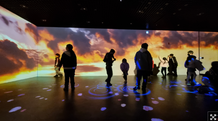 영상체험관을 둘러보는 관광객들