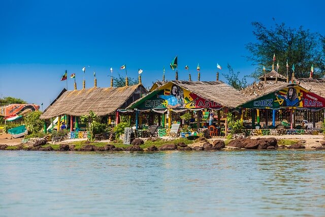 수리 없이 버티는 70년 된 다방, ‘공간’이 되는 법