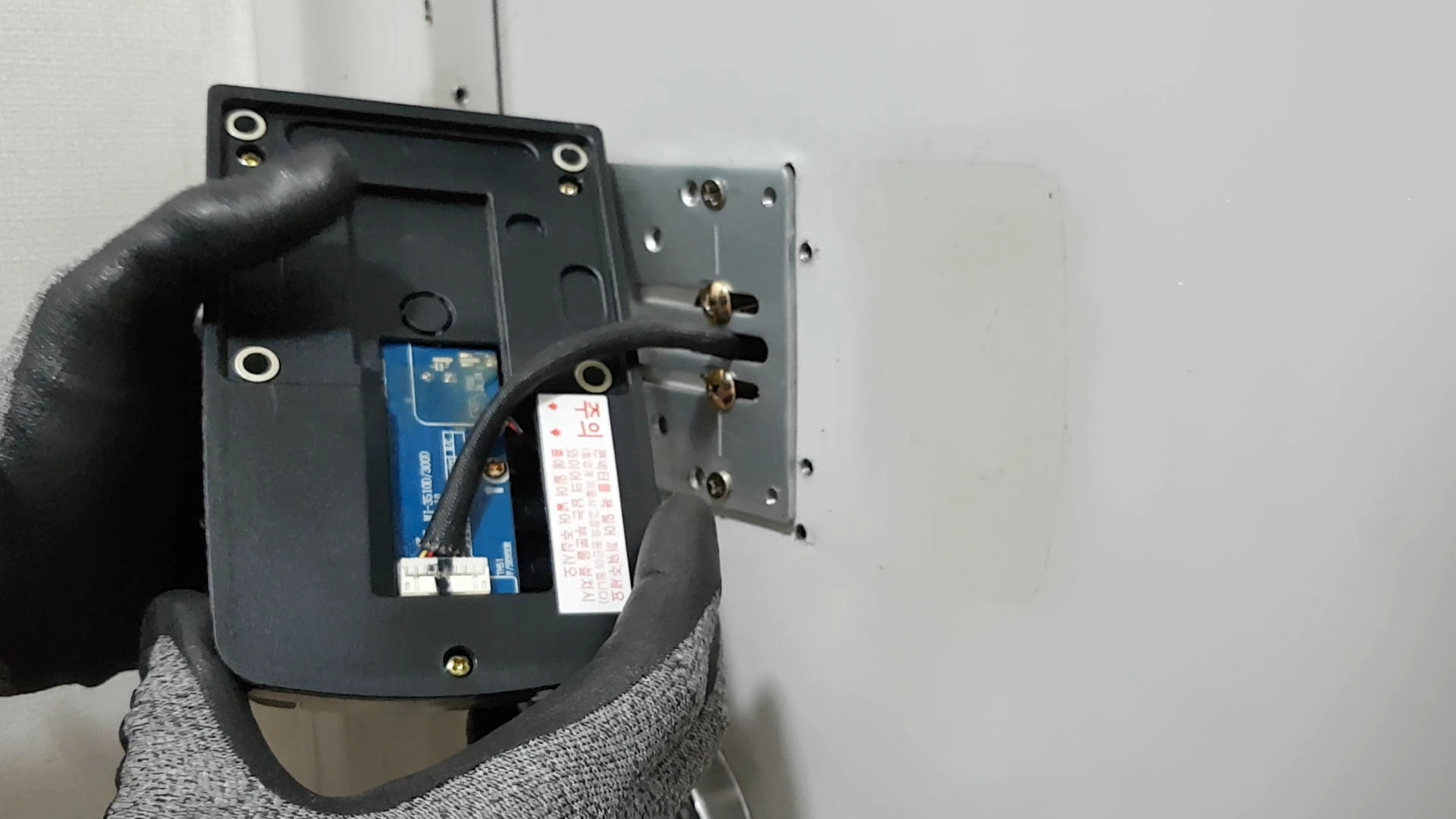 도어록 케이블 연결 모습