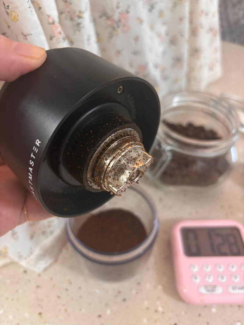 ๋ถ์ ํ ๋ฒ๋ ์ ๋จ์ ์ปคํผ๊ฐ๋ฃจ ์ํ.
K-Grinder burr showing leftover grounds after grinding.