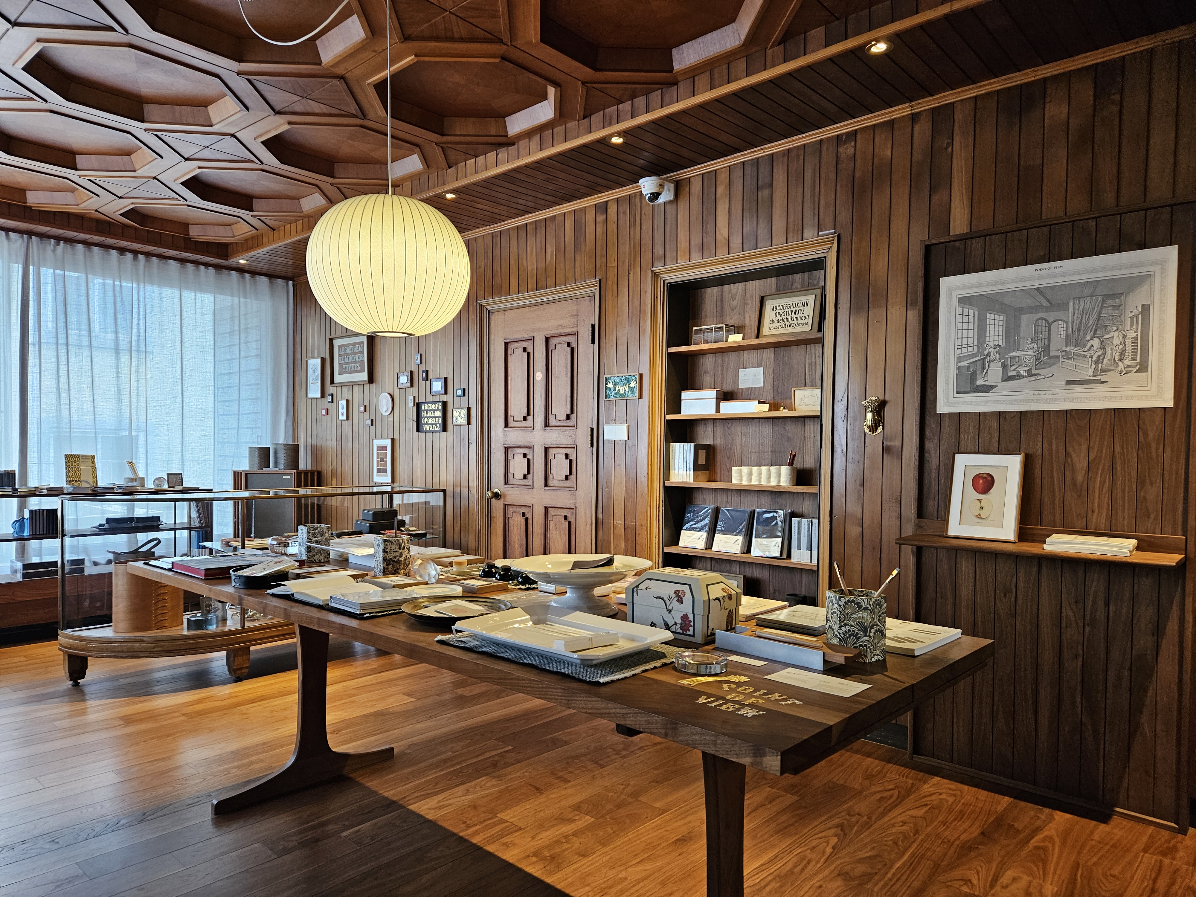 성수동-포인트오브뷰-3층-내부모습-커다란-전등-노트-소품-판매