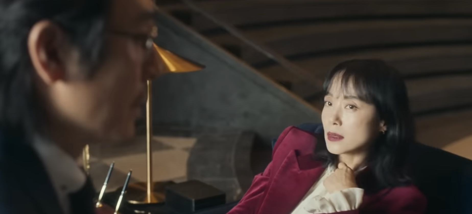 설경구를 바라보는 전도연 사진