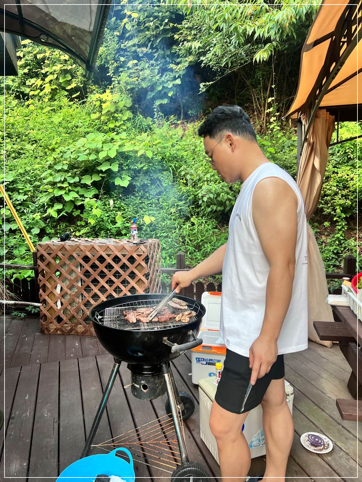 양평에서-야외-바비큐-그릴로-고기를-굽는-남성의-모습
