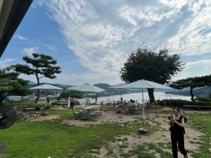 카페-실내공간에서-바라본-외부모습