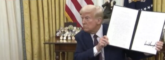 행정명령에 서명하는 트럼프