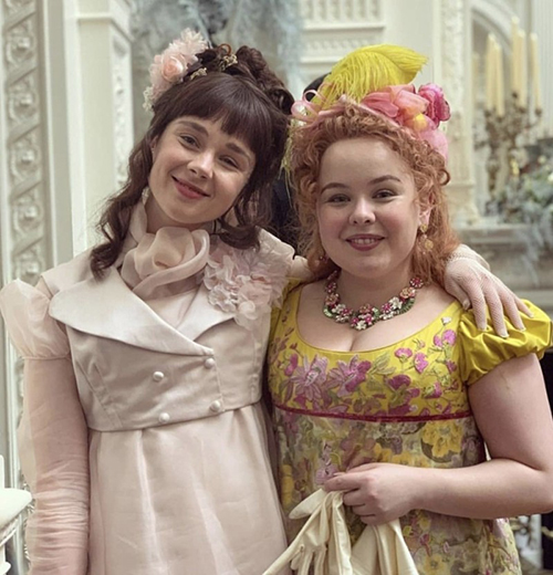 엘로이즈-페넬로페-어깨동무