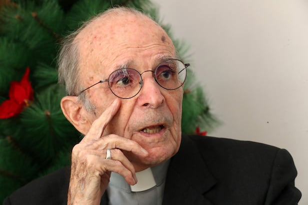 13일 경북 의성 봉양면 문화마을에서 두봉 주교가 인터뷰 하고 있다. /신현종 기자