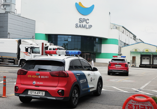 SPC그룹은 2025년 7월 27일, 생산직 근로자의 야간 근무 시간을 하루 8시간 이내로 제한하고 장시간 야간 근로를 전면 폐지하기로 결정했습니다. 이 방침은 10월 1일부터 시행되며, 인력 보강과 생산 구조 개편, 야간 가동 최소화, 안전설비 개선 등 전사적 개혁이 포함됩니다. 이번 조치는 반복된 산업재해와 대통령의 현장 지적 이후 마련된 것으로, SPC는 이를 통해 근무 환경을 개선하고 산업안전 체계를 강화하겠다고 밝혔습니다.