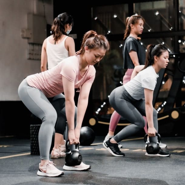 케틀벨 운동을 하고 있는 사람들