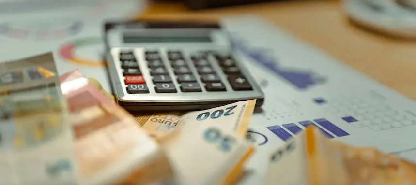 2026년 3월 가계부 결산을 위한 계산기, 지폐, 노트 및 정밀한 지출 분석 과정.