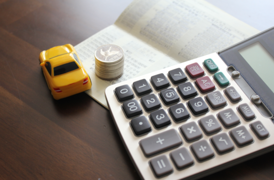 전자계산기와 통장이 놓여있다.