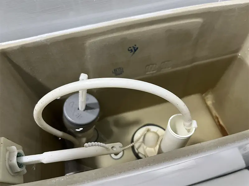 보충수 급수호스의 정상위치는 플러시밸브 봉 상단