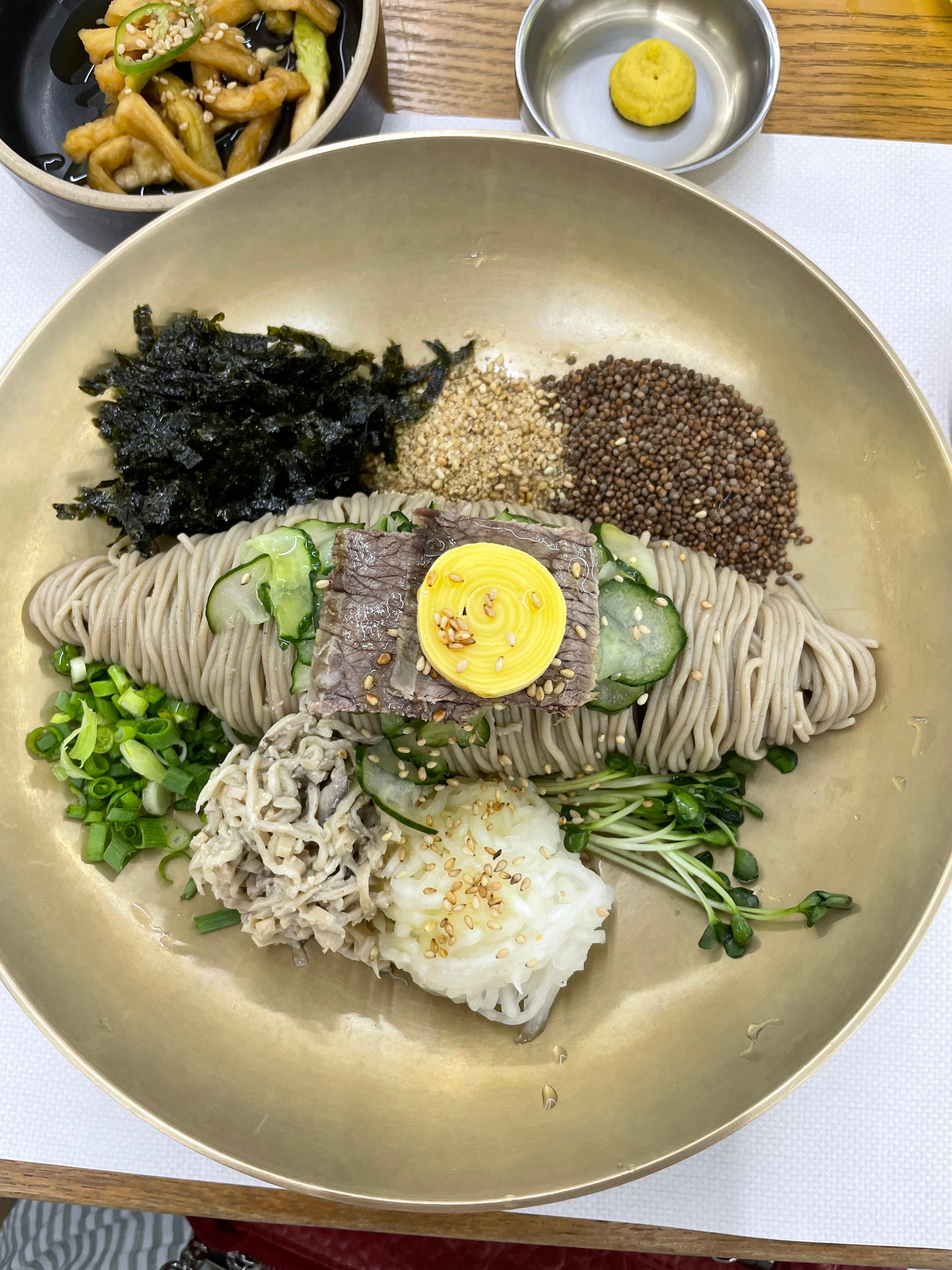 채소와 깨가 풍성하게 올라간 한라산 아래 첫 마을의 비비작작면