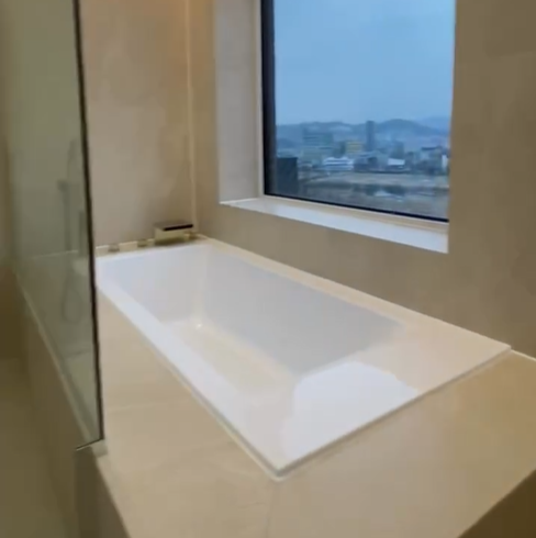 욕조 옆에 창이 있어 목욕하면 운치 있게 밖을 바로 볼수고 있어요