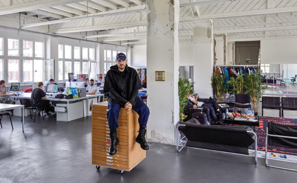 발렌시아가 디자이너 뎀나 바잘리아의 사진