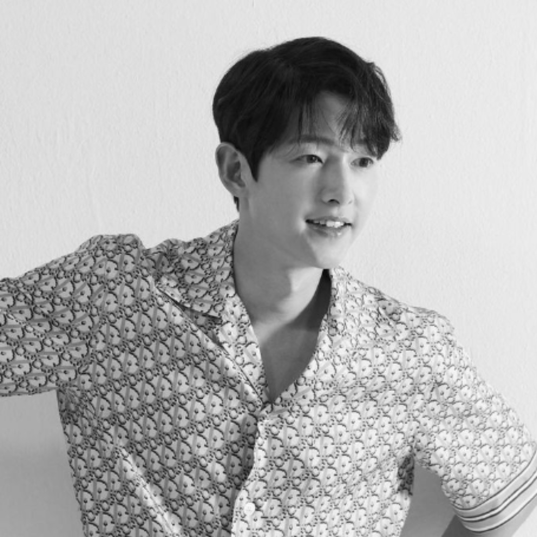 입벌리고-웃는-송중기-흑백사진