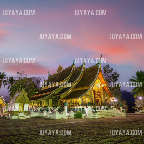 저녁 햇살 아래 반짝이는 루앙프라방의 왓 시엥 통 사원.