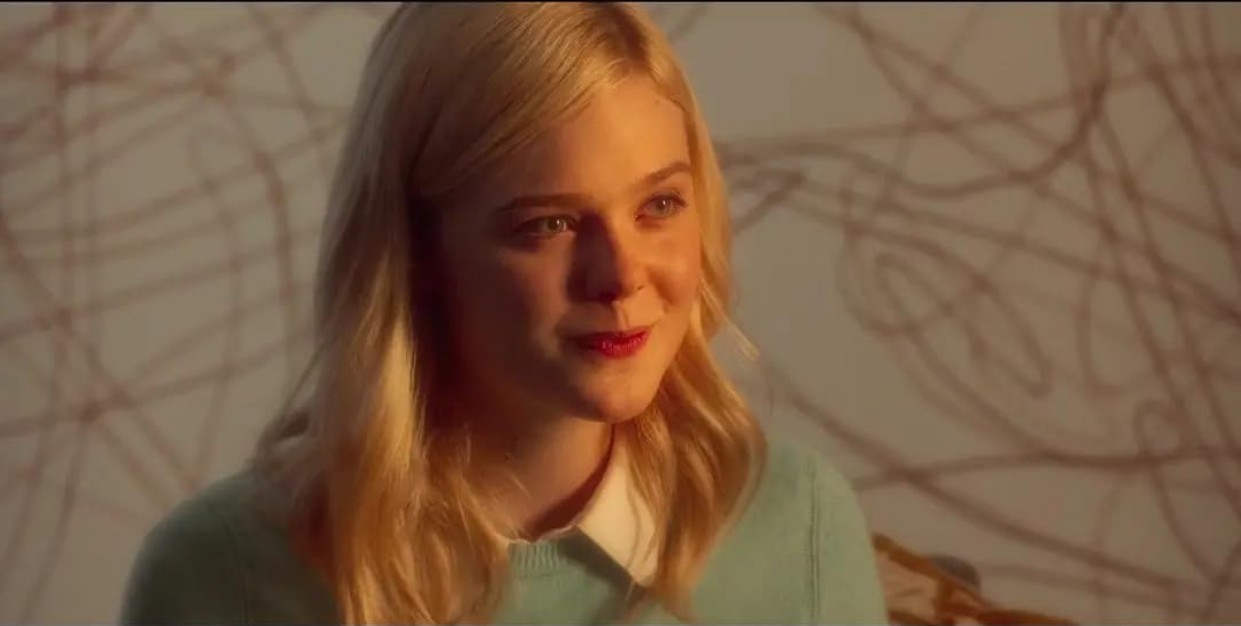 레이니 데이 인 뉴욕 엘르 패닝 스틸컷 – 애슐리 역으로 인터뷰 중 환하게 미소 짓는 장면