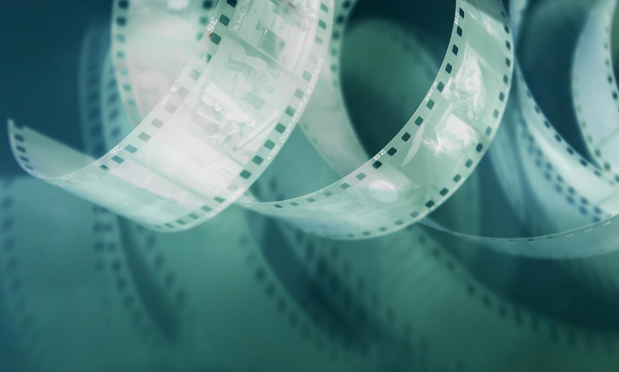 필름이 펼쳐져 있는 사진