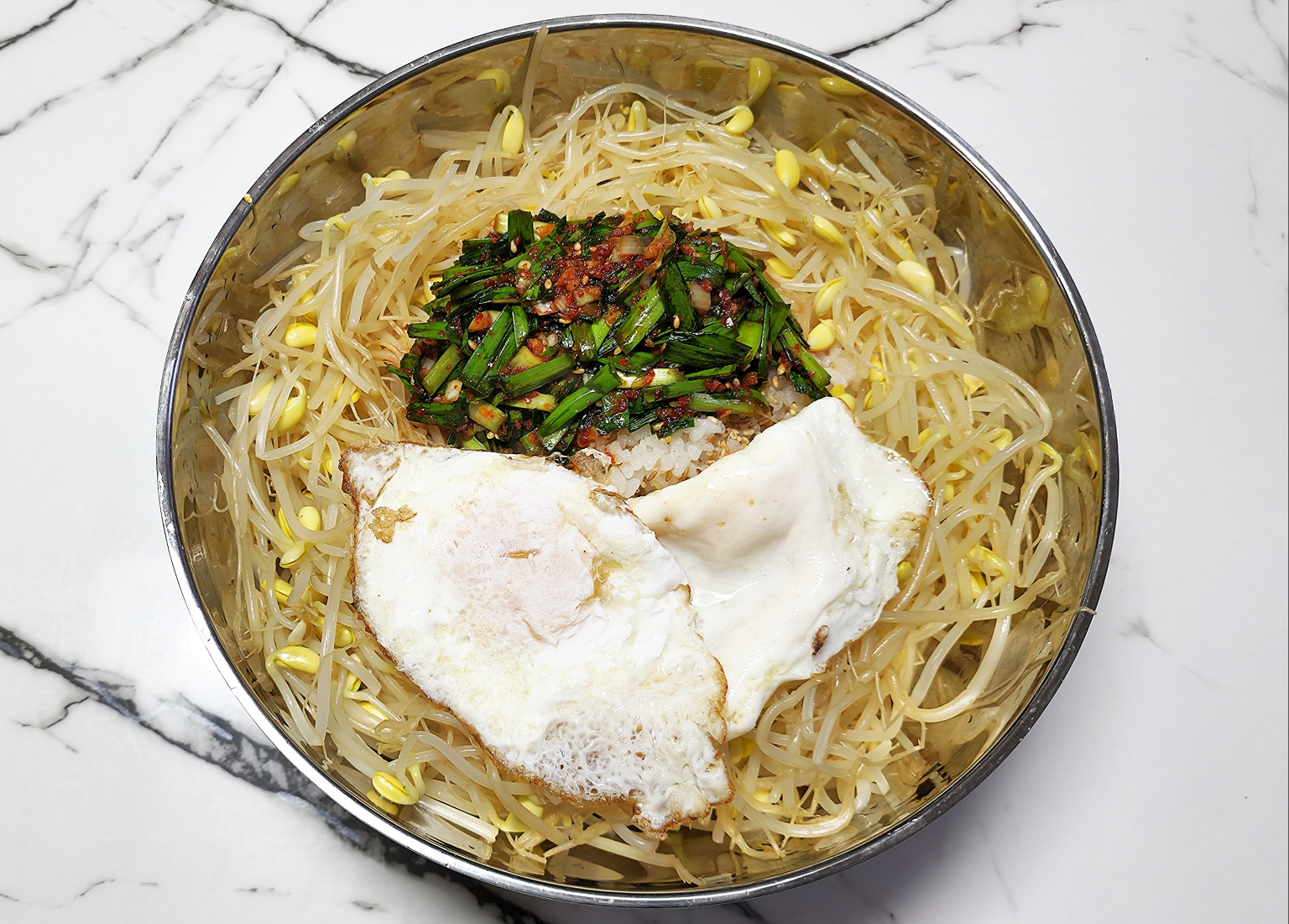 콩나물-부추-비빔밥-비비기-전-모습