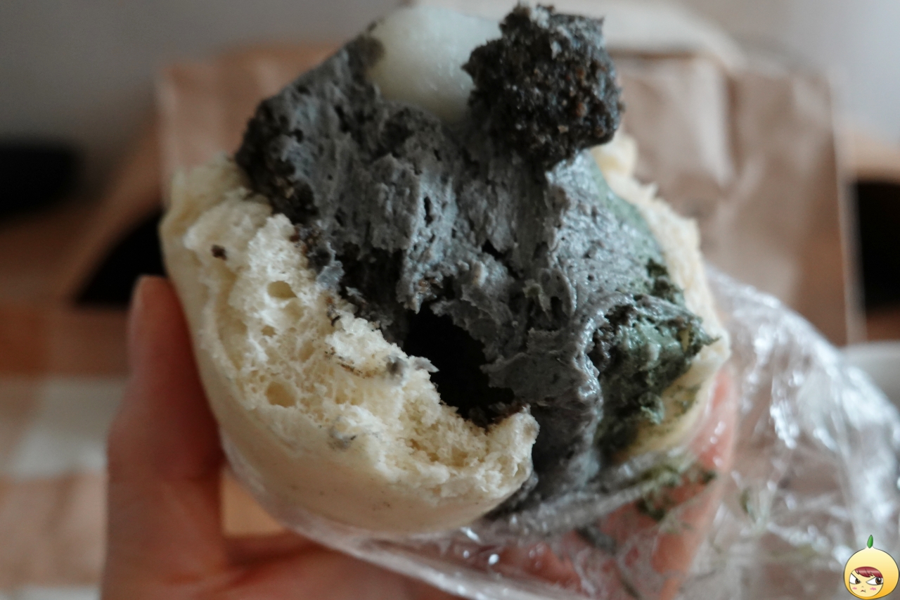 후와후와의 까망쑥떡샌드 흑임자부분