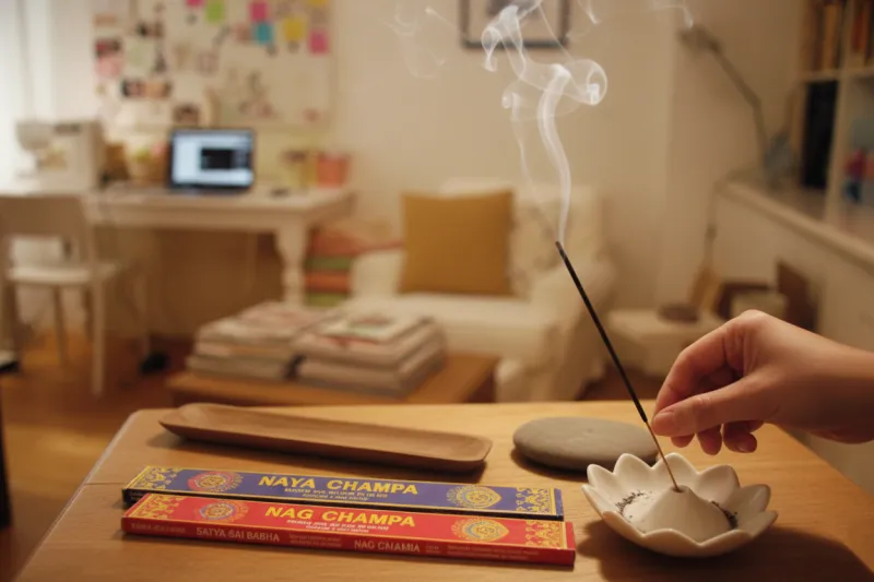 여러 인센스 스틱을 시향하며 향을 고르는 따뜻한 생활감 있는 장면