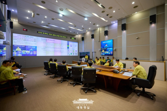 중앙재난안전상황실 에서 집중호우에 회의중 인 
이재명 정부 이미지