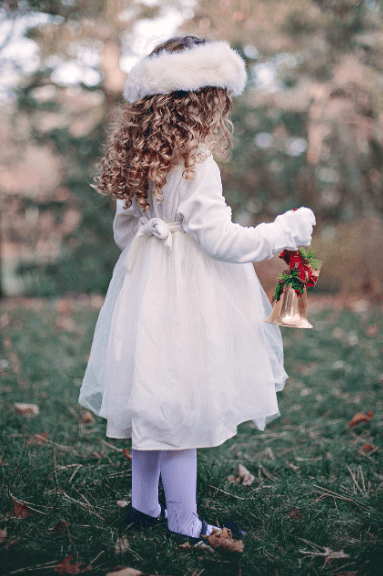 잔디밭 위에 서있는 꼬마 아이