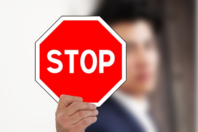 STOP를 들고있는 남자