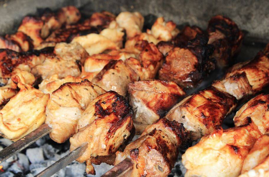 숯불에 맛있게 구운 고기