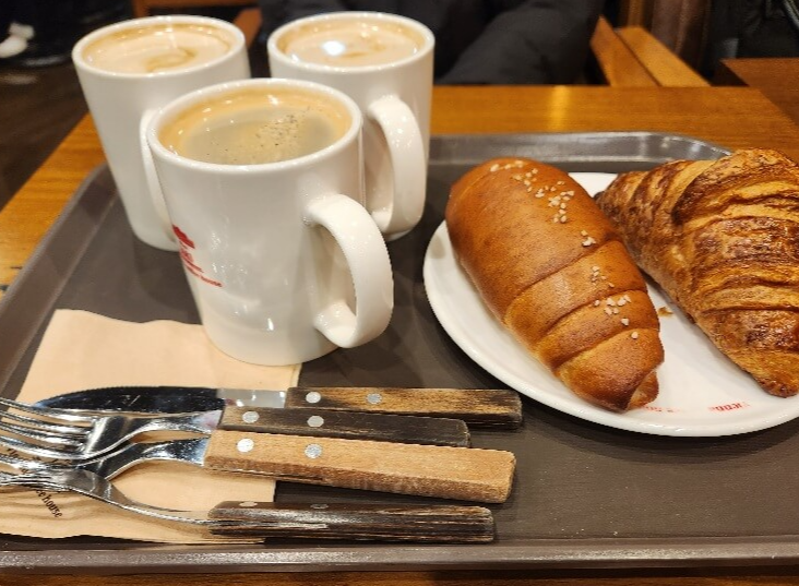 비엔나 커피하우스 소금빵 바닐라라떼 아메리카노 후기