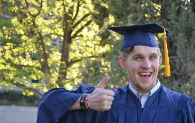 2025 국가장학금 신청기간 신청대상 및 방법과 관련있는 대학생의 모습