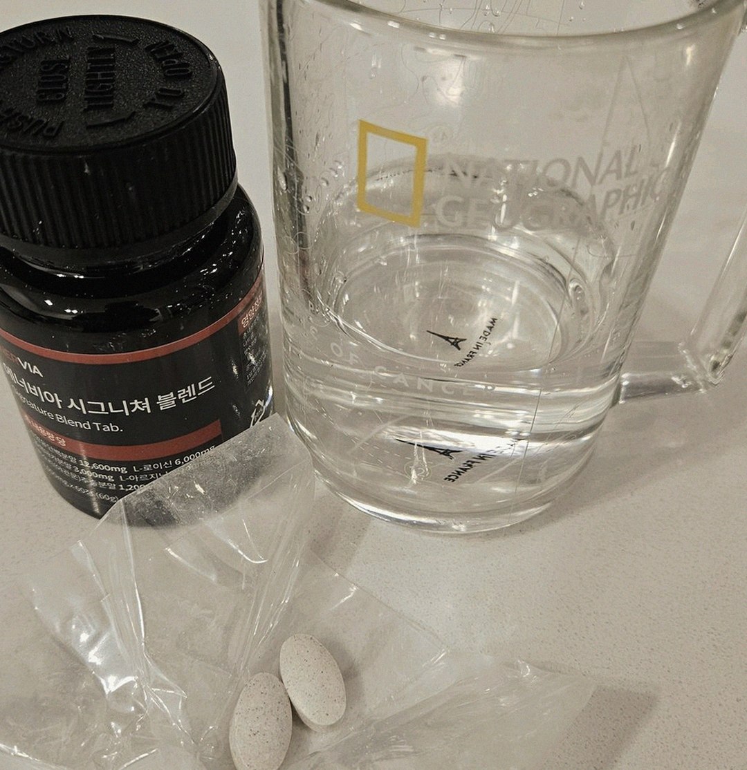 enervia 2.0 bottle and tablets size comparison on hand