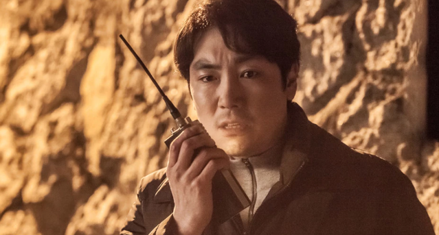 드라마 시그널 조진웅 김혜수의 간절한 무전과 과거를 바꿔 미래를 구하려는 형사들의 수사 장면