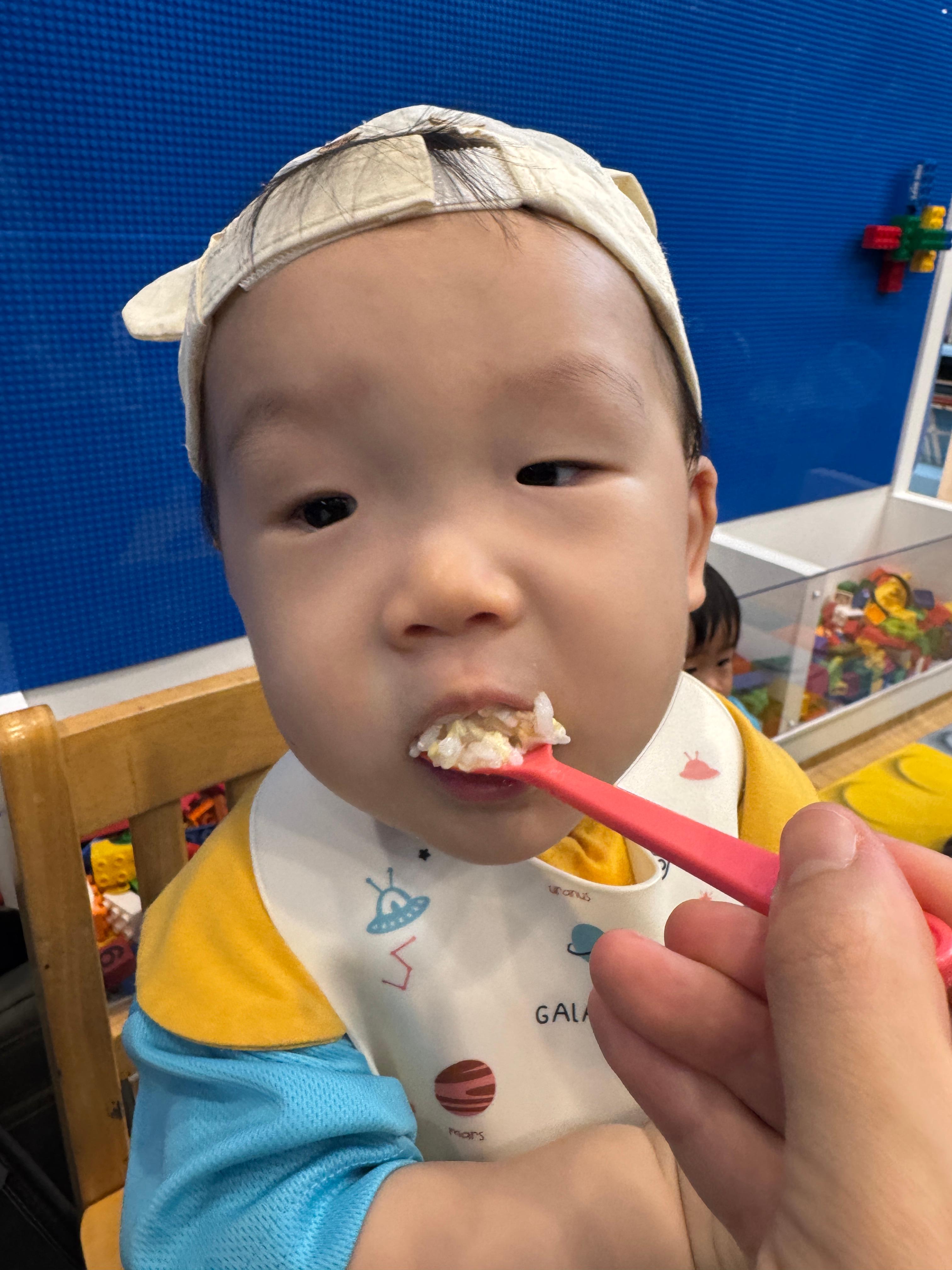 토이박물관에서 점심을 먹는 중인 11개월 아기