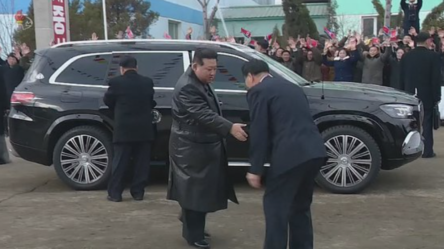 김정은이 새 전용차로 벤츠 마이바흐(SUV) 차량에서 내리는 장면